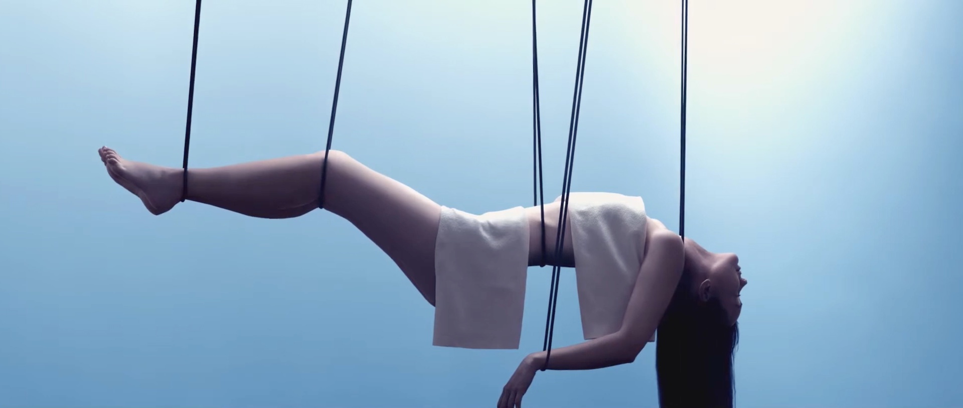 Le corps dénudé d'une jeune femme androïde est suspendu à la manière d'un bondage japonais lors d'une phase de maintenance après avoir été utilisée par des riches clients ayant assouvi sur elle leurs fantasmes les plus pervers dans le film de science-fiction Vice en 2015