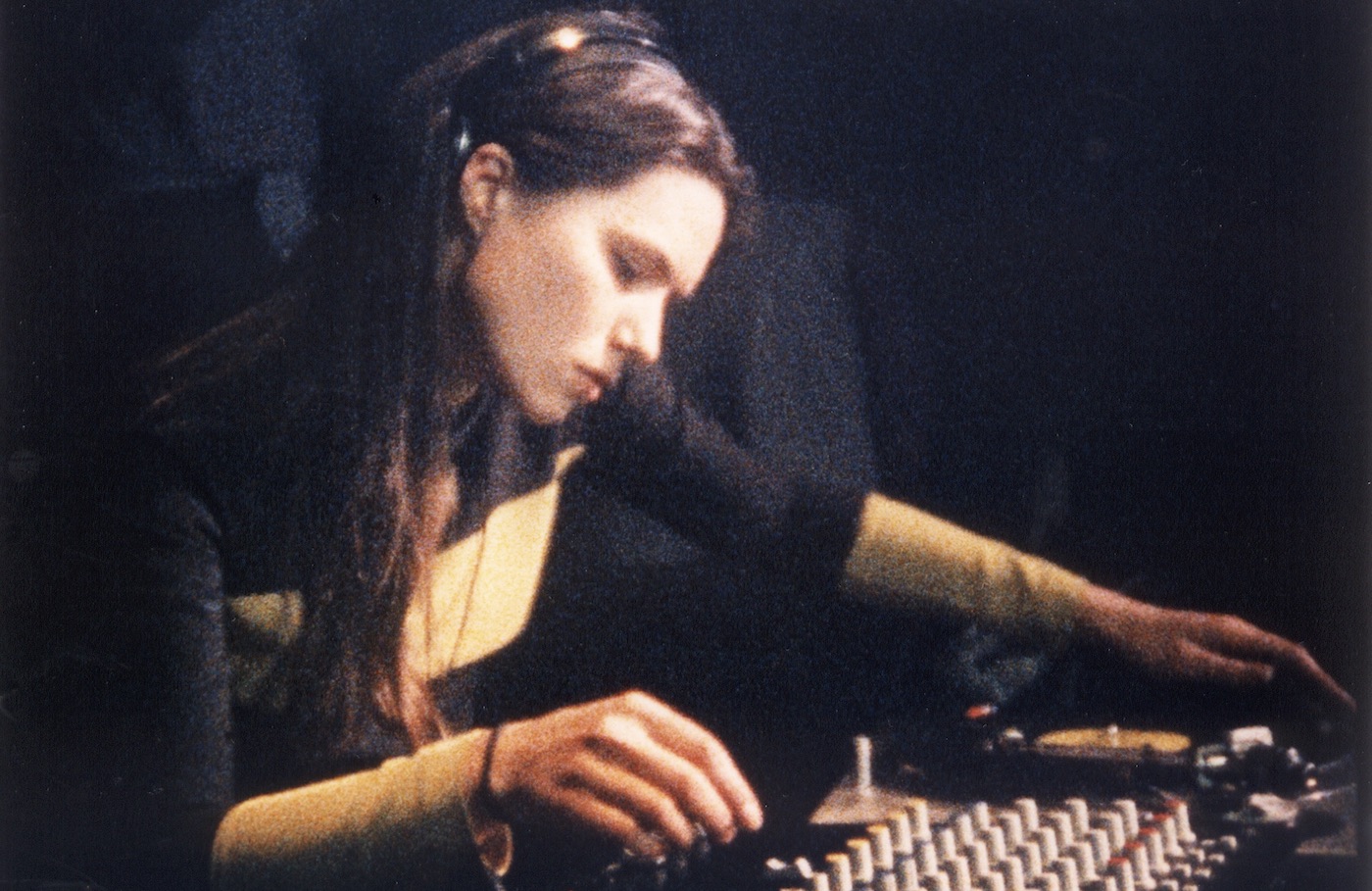 Une jeune femme DJ mixe de la musique électro au RoXY le célèbre club techno qui a rythmé les nuits d'Amsterdam entre 1987 et 1999 dans le film documentaire Amsterdam Global Village en 1996
