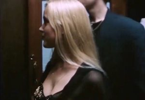 Une jeune femme blonde attend à l'entrée du club RoXY qui était situé au 465-467 Singel à Amsterdam dans le film documentaire Amsterdam Global Village en 1996