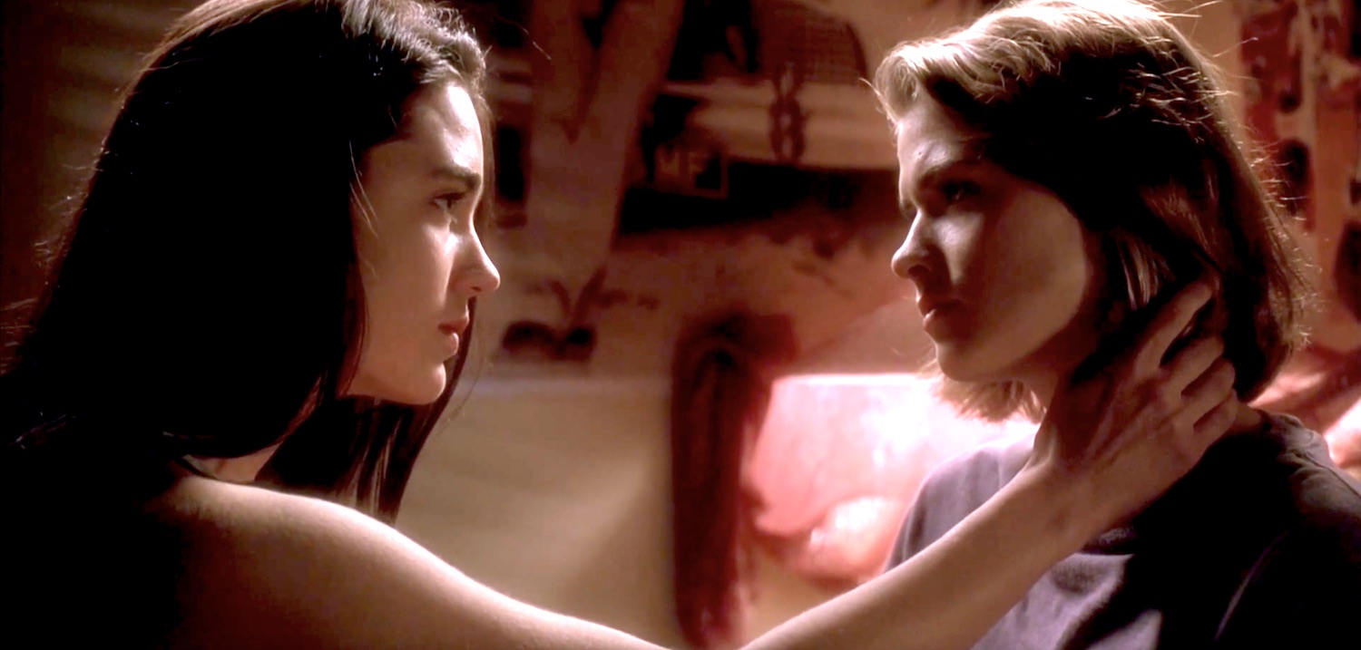 Taryn interprétée par Jennifer Connelly est une étudiante à l'Université de Columbus qui invite son amie étudiante Kristen Connor incarnée par Kristy Swanson à l'embrasser amoureusement dans le film Fièvre à Columbus University en 1995