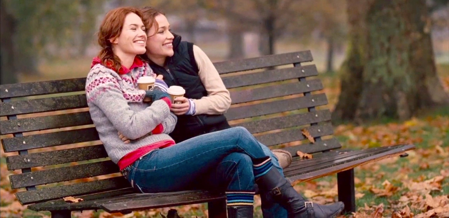 Lena Headey et Piper Perabo incarnent deux jeunes lesbiennes heureuses d'être amoureuses l'une de l'autre dans le film Imagine Me & You en 2006