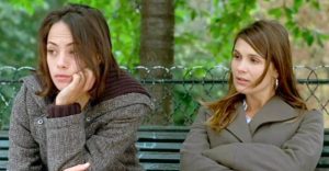 Bérénice Bejo et Barbara Schulz assises sur un banc public en état de sidération face à l'inexorable réalité dans le film La Maison en 2007