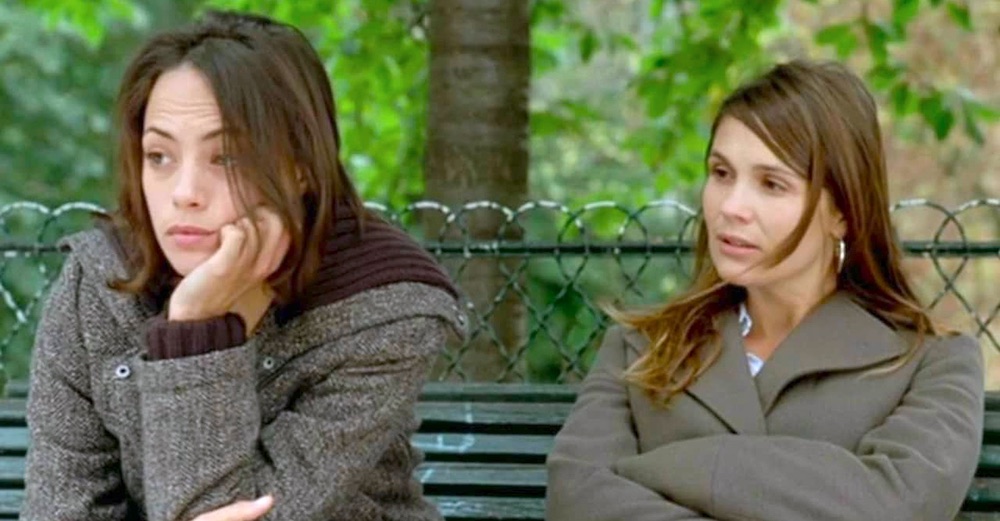 Bérénice Bejo et Barbara Schulz assises sur un banc public en état de sidération face à l'inexorable réalité dans le film La Maison en 2007