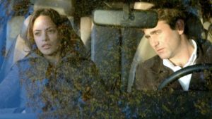 Bérénice Bejo partage un moment de proximité ambigu avec Sergi López qui incarne un homme en instance de divorce dans le film La Maison réalisé par Manuel Poirier en 2007
