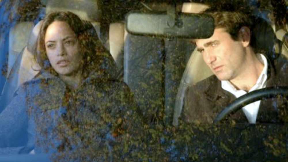Bérénice Bejo partage un moment de proximité ambigu avec Sergi López qui incarne un homme en instance de divorce dans le film La Maison réalisé par Manuel Poirier en 2007
