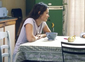 Barbara Schulz incarne Laura lors d'un moment intime à son domicile dans le film La Maison réalisé par Manuel Poirier en 2007