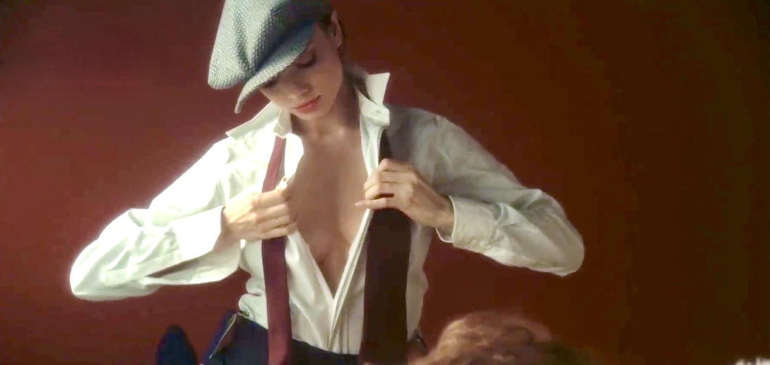 Marie-Christine Deshayes incarne Florence une prostituée qui travestit un homme en lui mettant du maquillage avant de lui faire enfiler une robe de femme dans le film Madame Claude en 1977