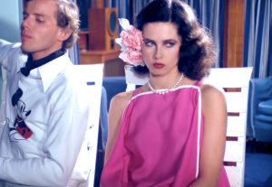 Elizabeth jeune prostituée débutante incarnée par Dayle Haddon à côté de Frédéric interprété par Pascal Greggory sur un yacht de luxe dans le film Madame Claude en 1977