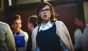 Sarah Snook est Jane à la sortie de ses cours à l'université au moment où elle rencontre l'homme avec qui elle aura une relation charnelle dans le film Prédestination en 2014